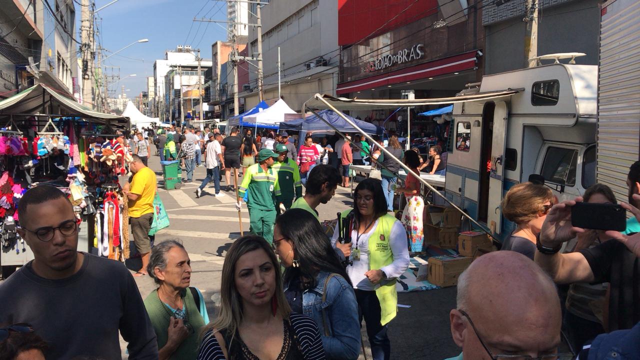 Foto mostra grande movimentação de pessoas na rua Dr. Cincinato Pamponet 